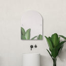 Miroir arqu茅 inclinable sans cadre avec bord biseaut茅 de collection Sag Harbor